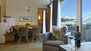 舒适公寓, 2 间卧室, 阳台, 山景 (inkl. Sauna) | 起居区 | 平板电视、壁炉