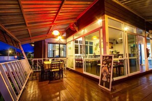 Breakfast, lunch, dinner served; Thai cuisine - Mana Hotel (Chiang Rai)