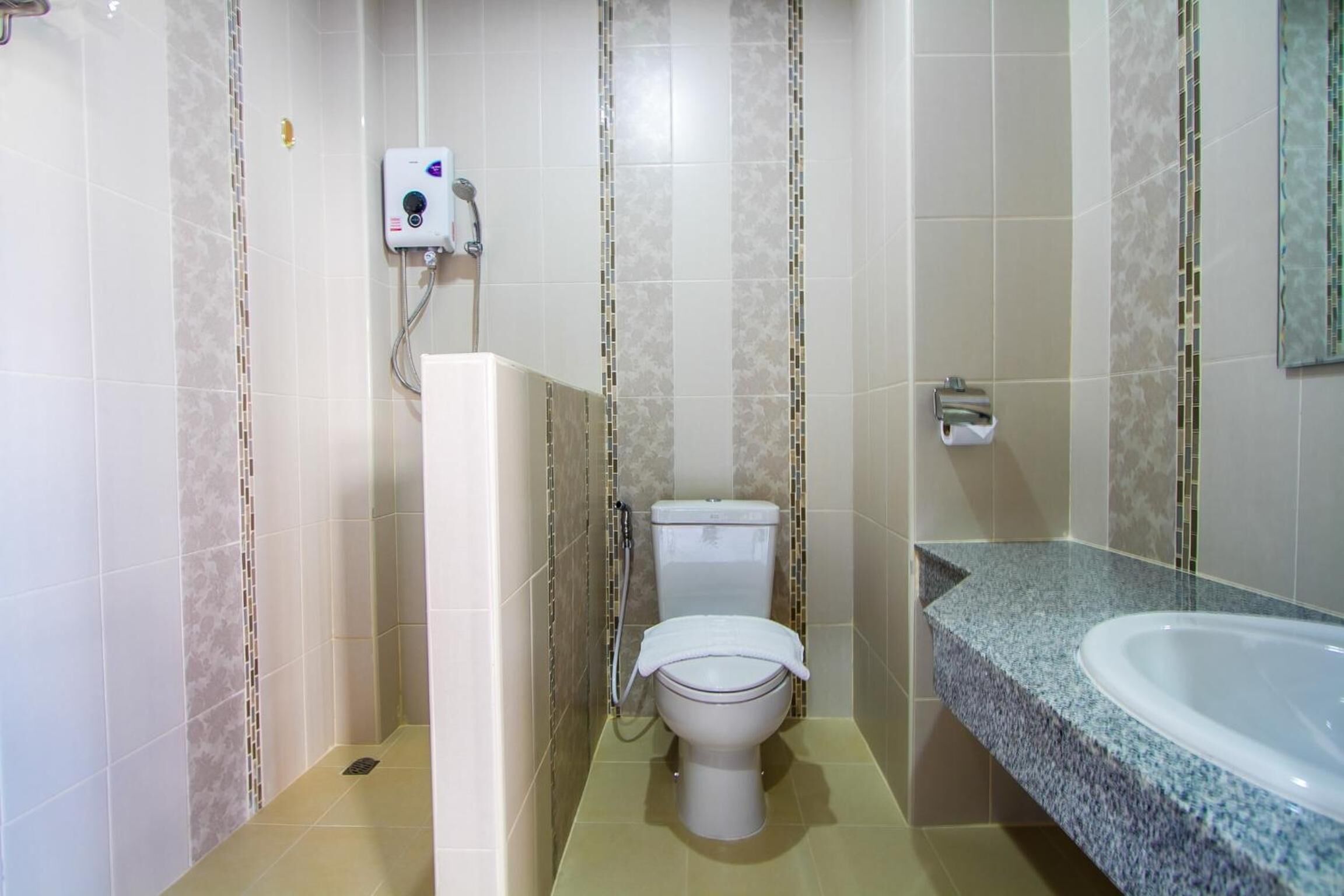 shower, free toiletries, hair dryer, towels