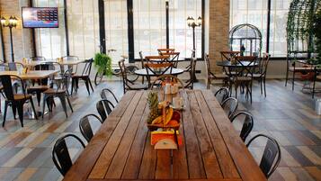 Sarapan prasmanan setiap hari (EUR 10 per orang)