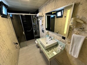 Douche, douche à « effet pluie », articles de toilette gratuits