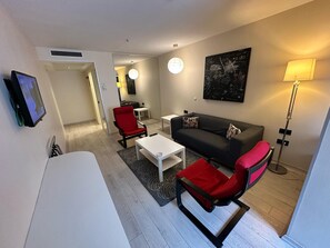 Minibarvarer (inkludert), safe på rommet, skrivebord og lydisolert