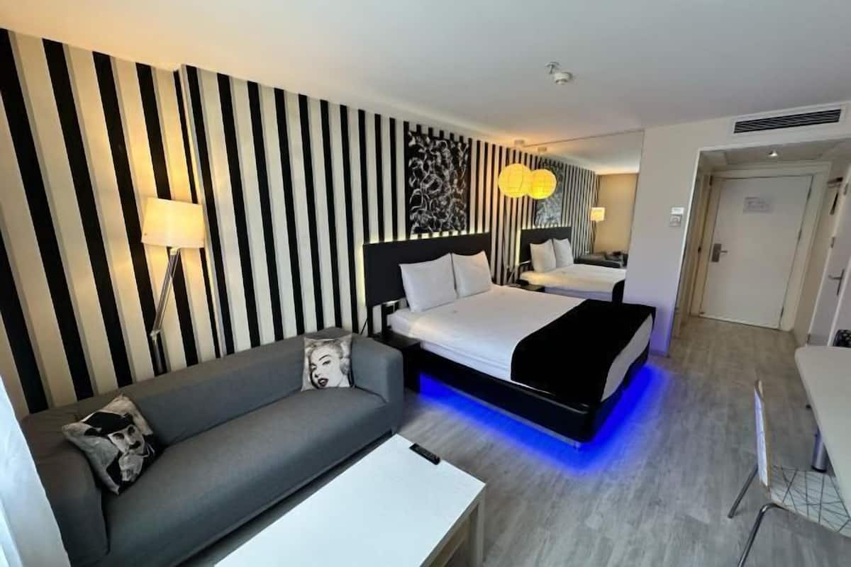 Artículos del minibar gratis y caja de seguridad en la habitación