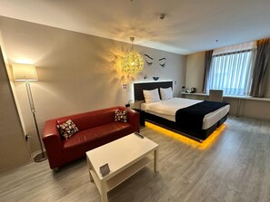 Artículos del minibar gratis y caja de seguridad en la habitación 