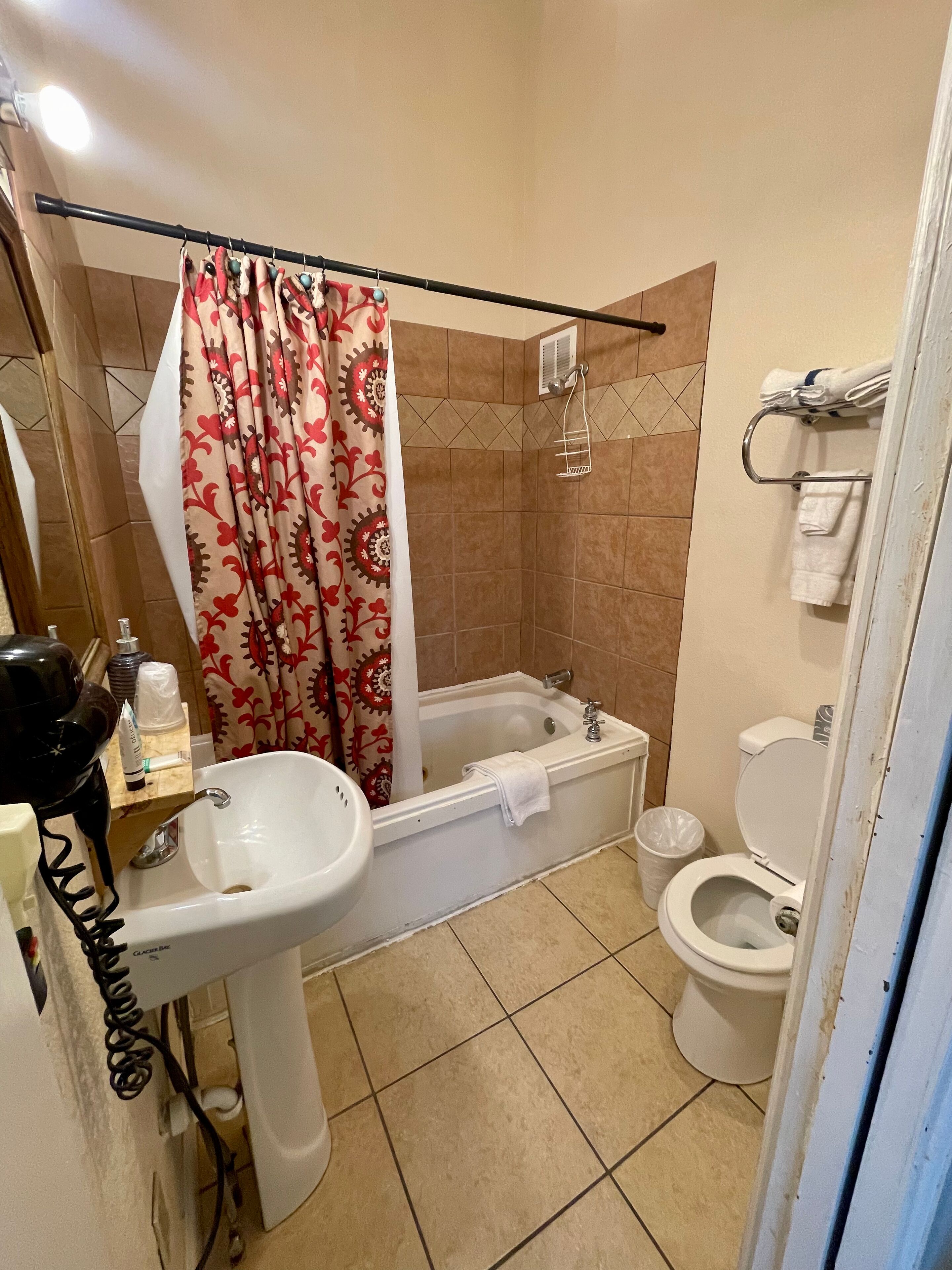 Une salle de bain avec une baignoire, des toilettes et un lavabo.