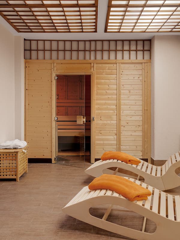 Sauna, rawatan badan, urut tuaman batu, rawatan muka, rawatan Ayurveda