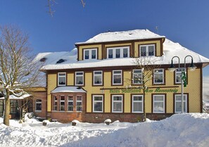 A two-story building with a snow-covered roof and a sign that reads "Haus Südländische Alpen Rennsteig." - Haus Saarland am Rennsteig (Oberhof)