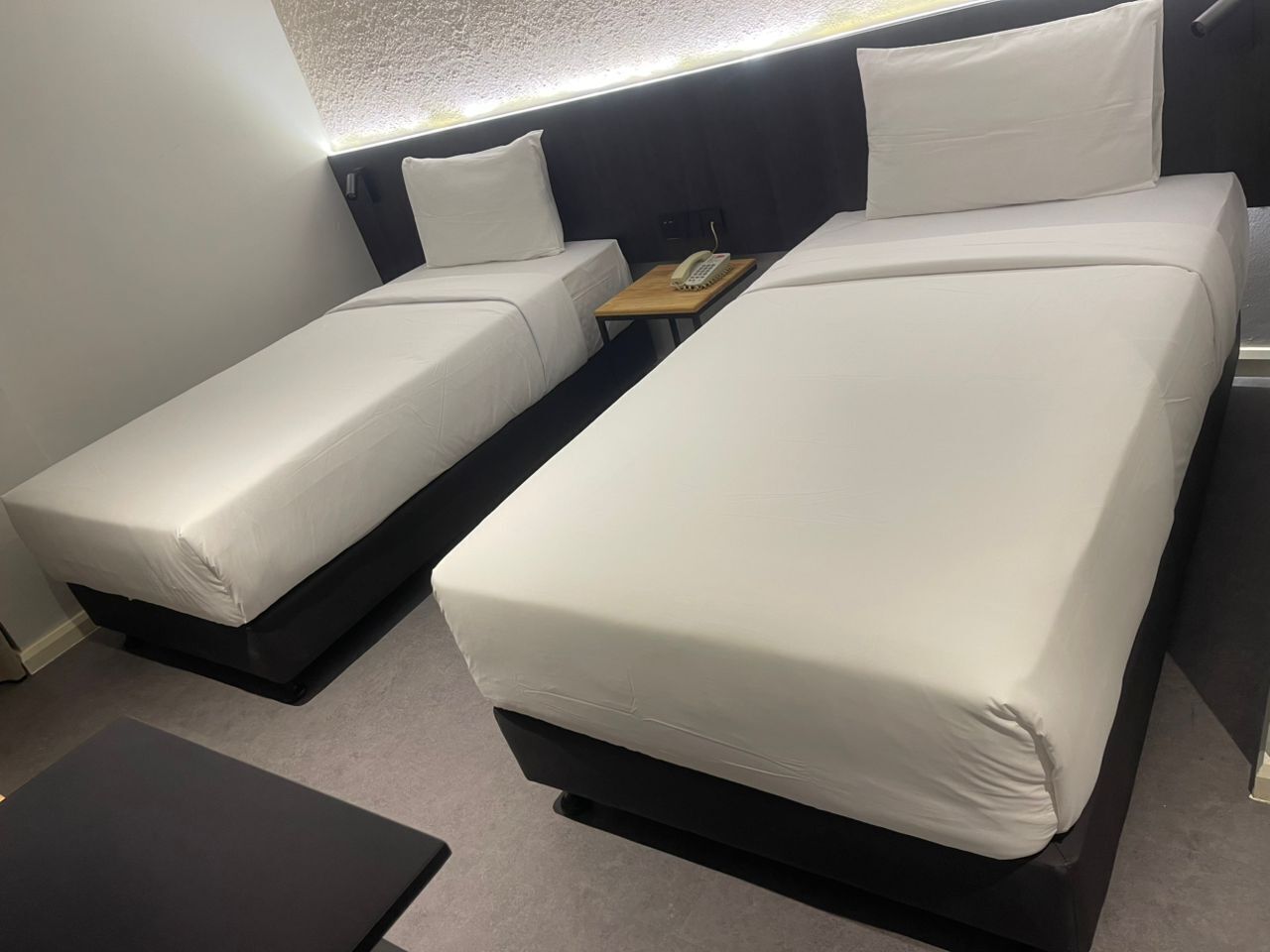 Minibar, caja de seguridad en la habitación y escritorio 