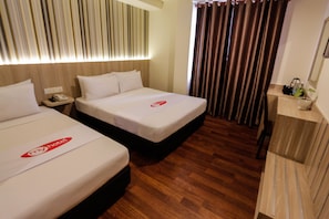 Minibar, in-room safe, desk, laptop workspace - My Hotel @ KL Sentral (Kuala Lumpur)