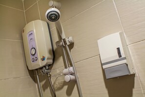Suihku, ilmaiset hygieniatuotteet, hiustenkuivaaja, bidee