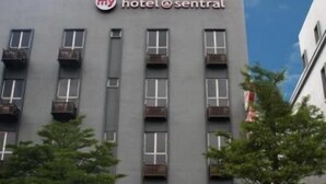 Un hôtel moderne, reconnaissable à son enseigne où l’on peut lire « my hotel@sentral ».