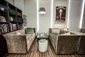 Lobby sitting area - Hôtel d'Orléans (Orléans)