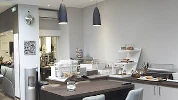 Petit déjeuner buffet (15 EUR par personne)