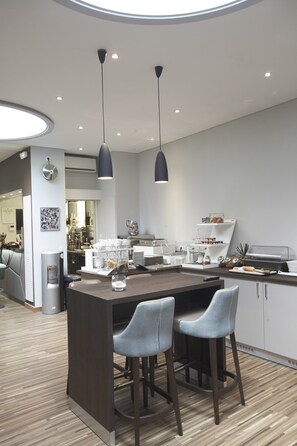 Tägliches Frühstücksbuffet gegen Gebühr