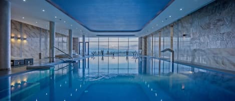 Indoor pool, sun loungers