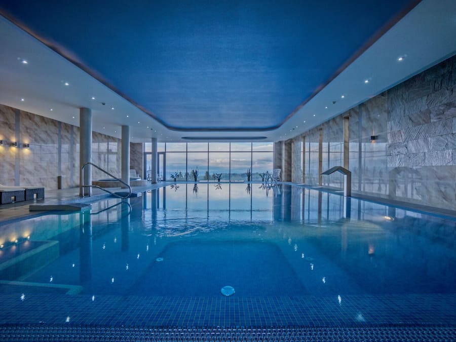 Piscine couverte, chaises longues