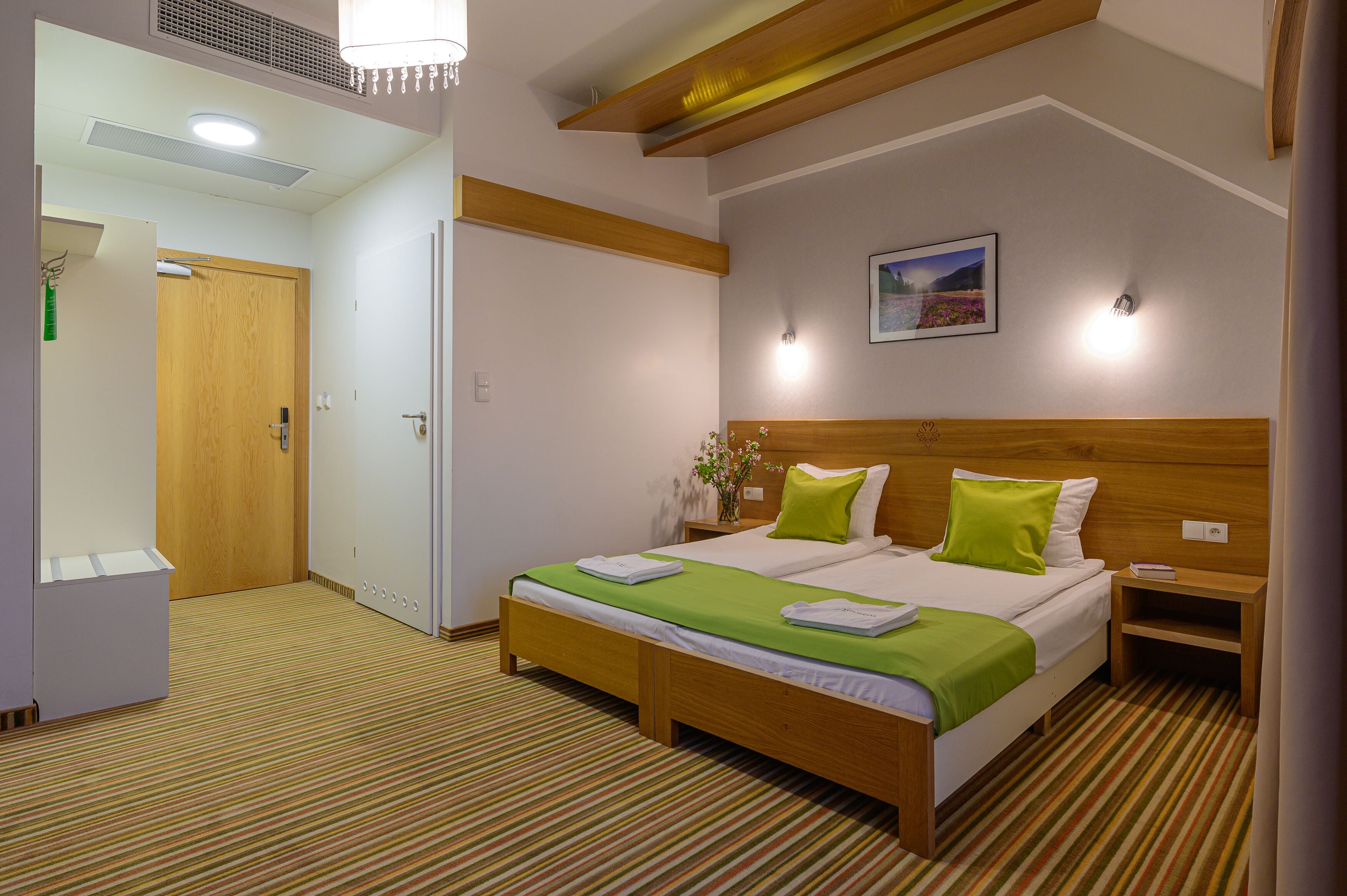 standard double or twin room | premium bedding, desk, iron/ironing board, free wifi