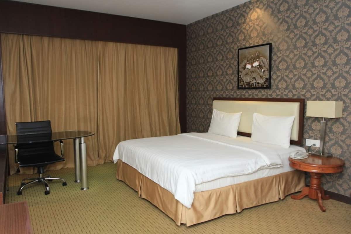 Family Room | Soundproofing, rollaway beds, free WiFi, bed sheets