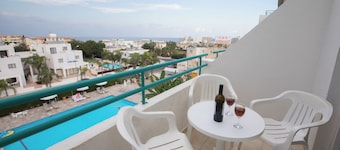 DebbieXenia Hotel Apartments