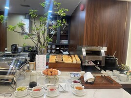 Café da manhã com buffet grátis todos os dias