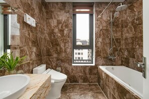 Combined shower/tub, free toiletries, hair dryer, bathrobes - Luxor Boutique Hotel (Hanoi)