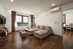 Apartamento com design assinado, vista para a cidade | Área de estar | TV LCD 52 polegadas com canais via satélite, TV
