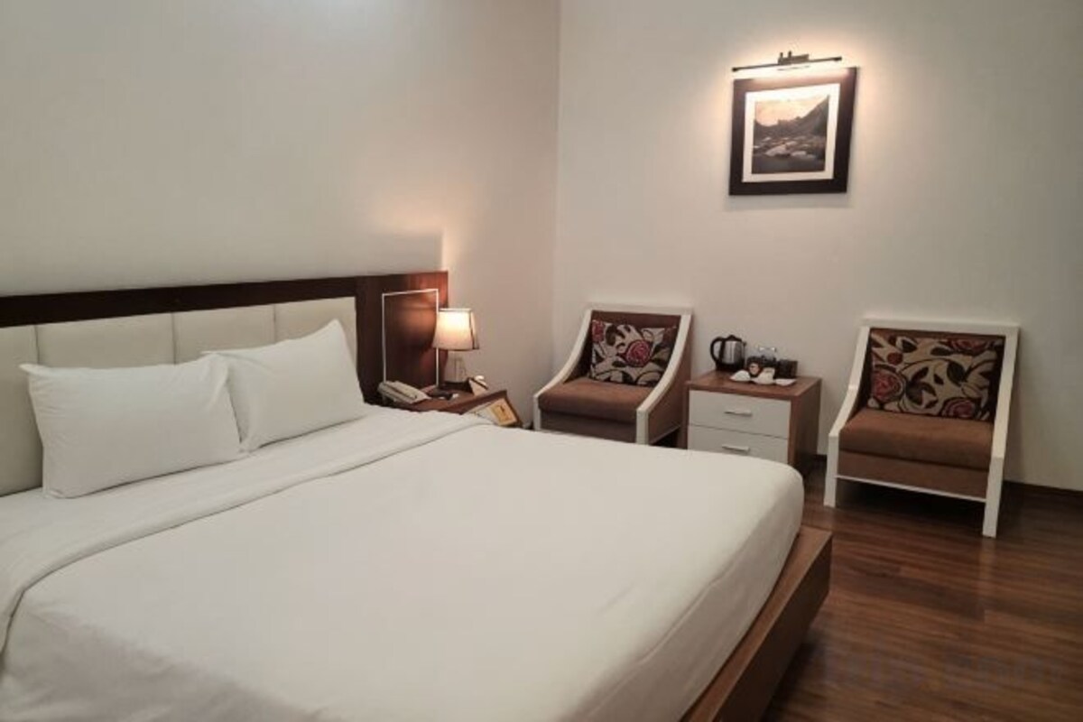Premium bedding, minibar, in-room safe, desk
