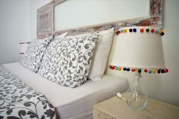 스탠다드 더블룸 | 고급 침구, 책상, 방음 설비, 다리미/다리미판