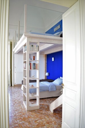 클래식 쿼드룸 | 고급 침구, 책상, 방음 설비, 다리미/다리미판