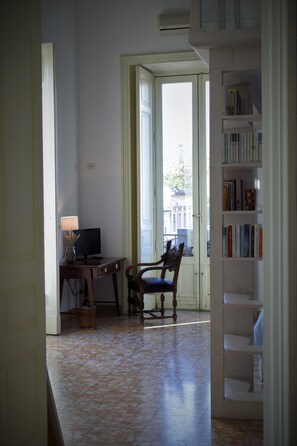 Hochwertige Bettwaren, Schreibtisch, schallisolierte Zimmer