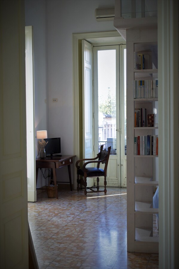 Hochwertige Bettwaren, Schreibtisch, schallisolierte Zimmer