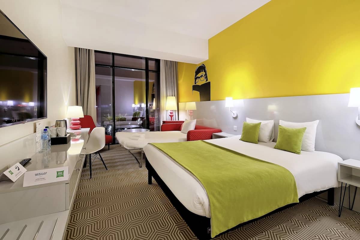 Chambre Confort double, 1 lit double et 1 canapĂ©-lit (Premium) | Literie hypoallergĂ©nique, bureau, rideaux dâobscurcissement