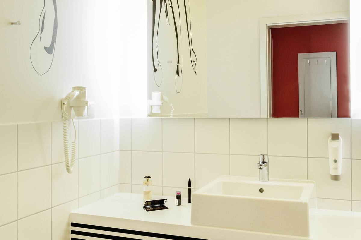 standard double room, 1 double bed | hypo-allergenic bedding, desk, blackout curtains, soundproofing