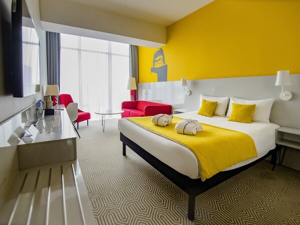 Comfort dubbelrum - 1 dubbelsÀng med bÀddsoffa (Premium) | Allergitestade sÀngklÀder, skrivbord och mörklÀggningsgardiner