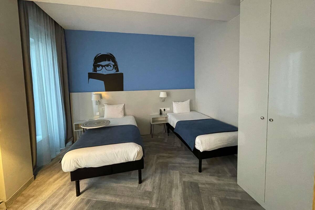 Habitació, 2 llits individuals, accessible | Roba de llit hipoal·lergògena, escriptori i cortines opaques