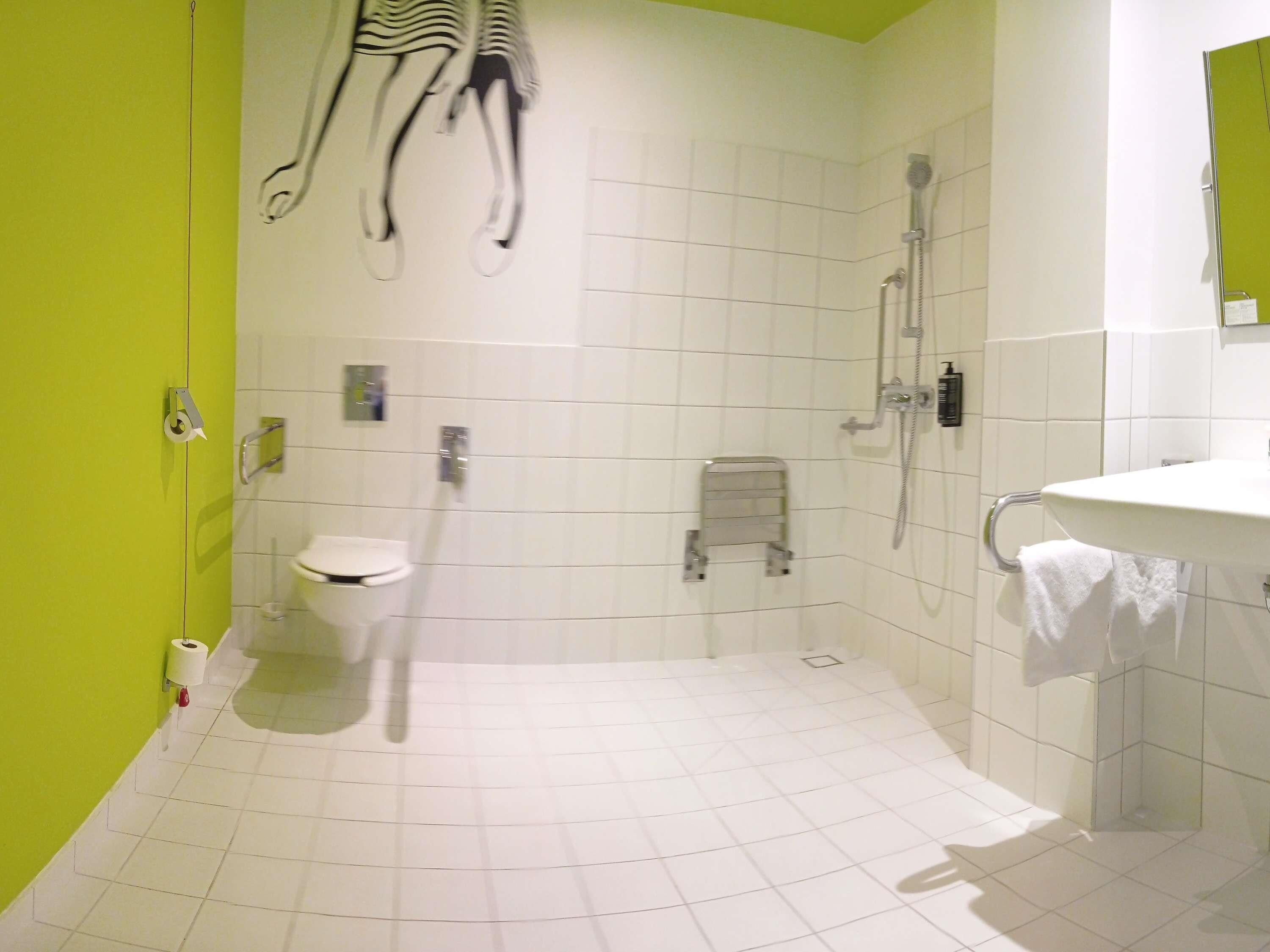 Un baño con inodoro, ducha y lavamanos.