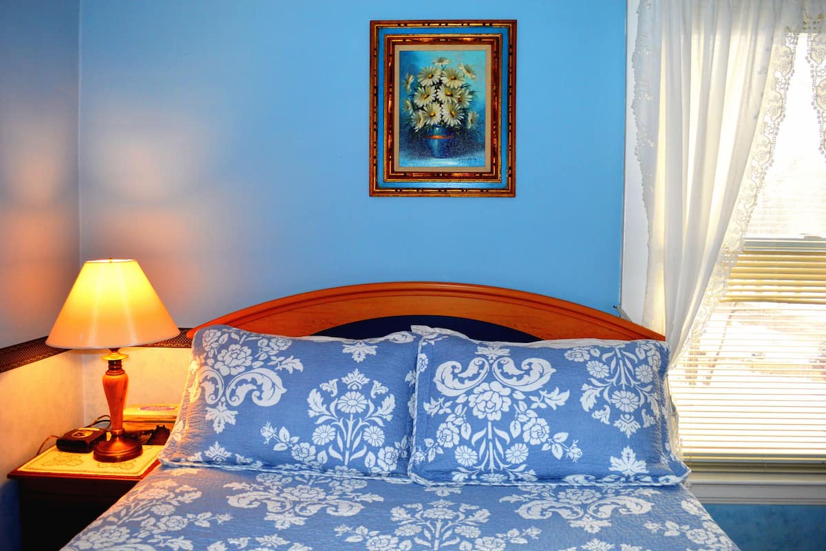 Comfort Studio Suite, 1 Queen Bed (Blue)