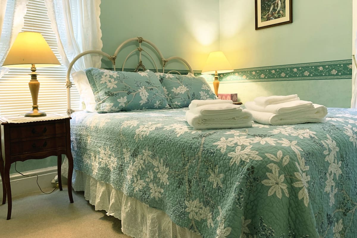Comfort Studio Suite, 1 Queen Bed (Green) | Pillowtop beds, individually decorated, individually furnished, desk
