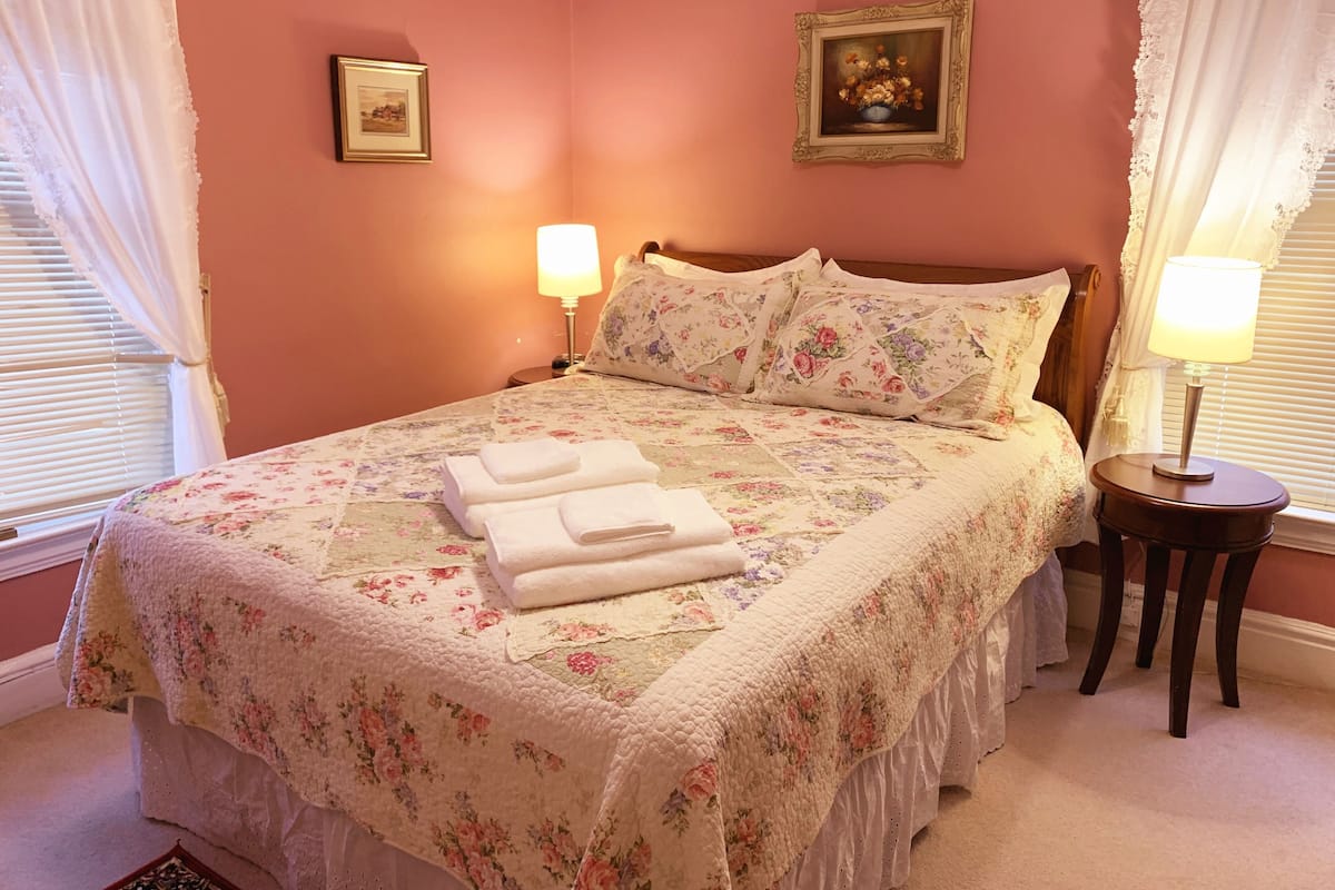 Comfort Studio Suite, 1 Queen Bed (Pink) | Pillowtop beds, individually decorated, individually furnished, desk