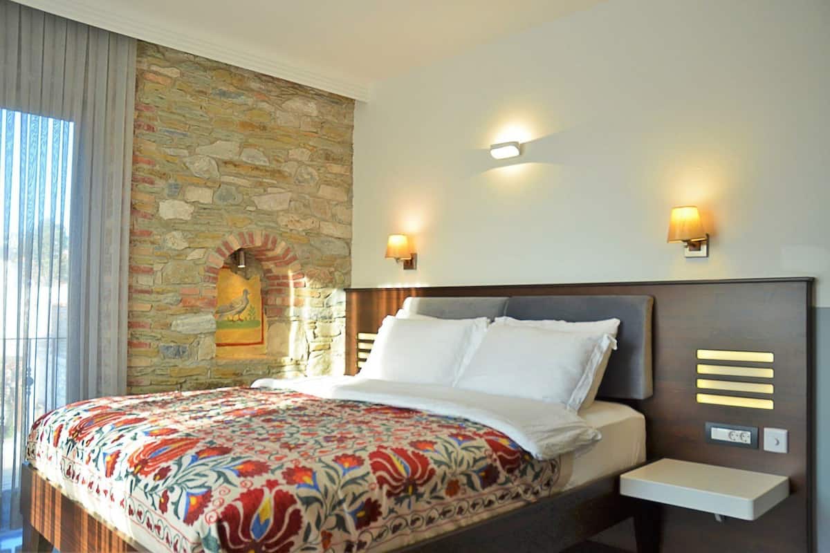 Roupas de cama premium, frigobar, cofres nos quartos