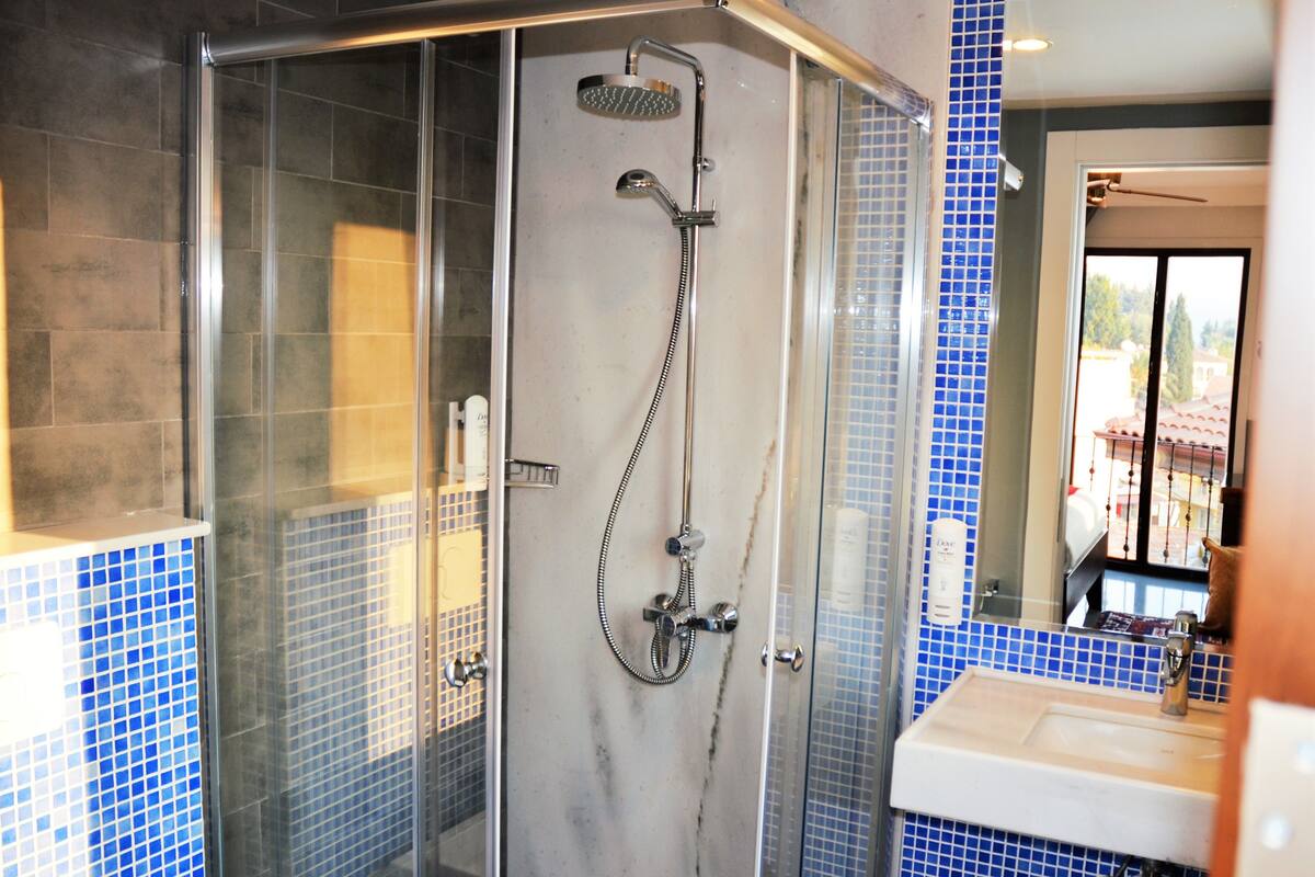 shower, rainfall showerhead, free toiletries, hair dryer