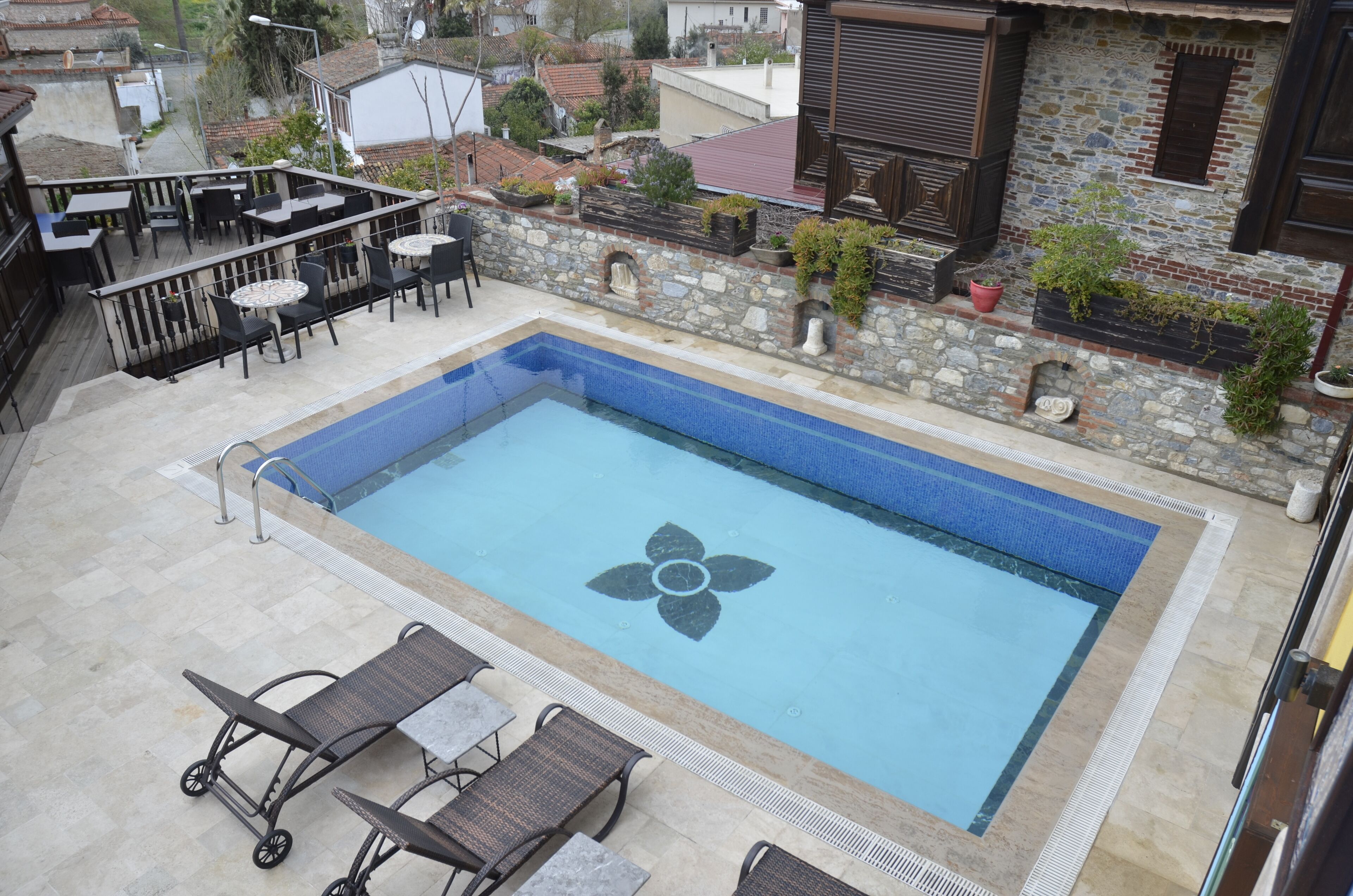 Outdoor pool, pool umbrellas, sun loungers