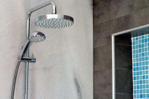 Twin Room | Bathroom shower