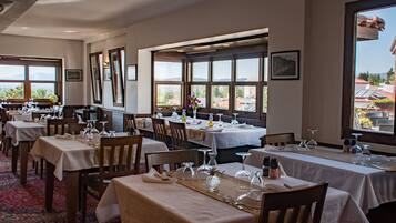 Frokost, lunsj og middag serveres, uteservering