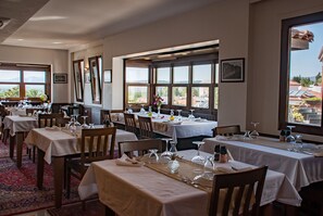 Melayani sarapan, makan siang, makan malam; dengan santap malam alfresco