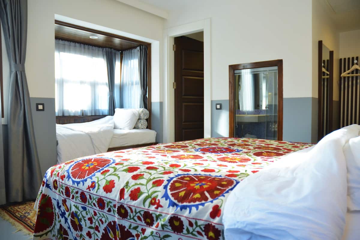 Romantische suite, 1 slaapkamer, gedeeltelijk uitzicht op zee | Luxe beddengoed, een minibar, een kluis op de kamer