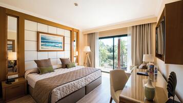 Una cassaforte in camera, una scrivania, postazione laptop