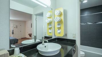 Habitación, 1 cama de matrimonio grande | Baño | Ducha y bañera combinadas y toallas