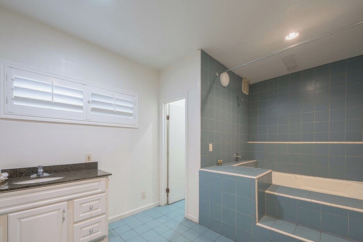 Combined shower/bathtub, towels
