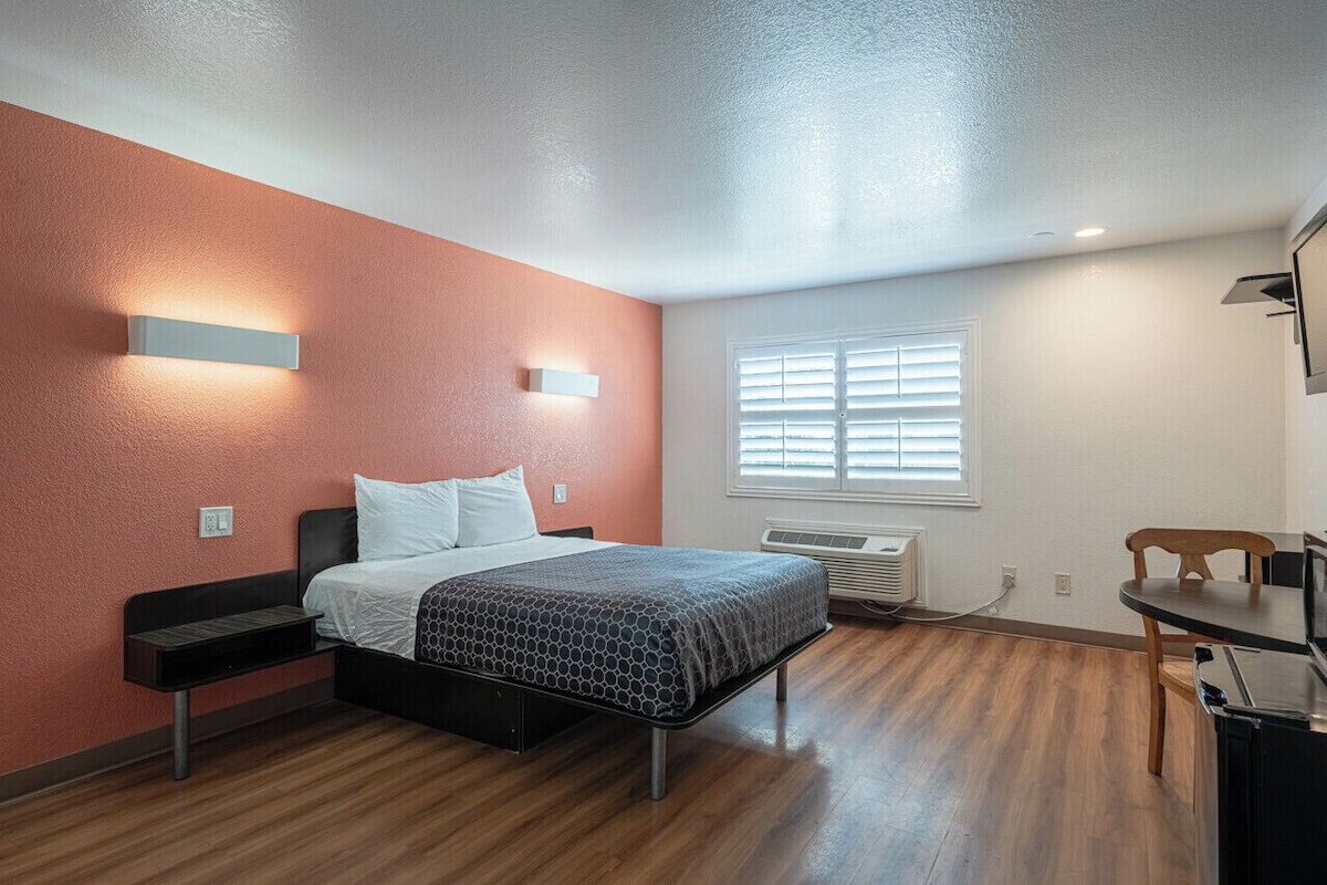 Desk, WiFi, bed sheets
